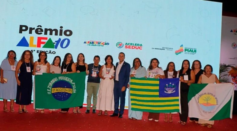 Manoel Emídio é reconhecido com Prêmio Alfa-10 2025 e reforça avanços na educação municipal