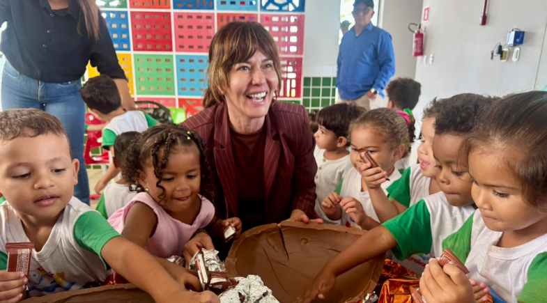 Prefeita Ivanária Sampaio realiza entrega de ovos de páscoa para crianças da Creche Anna Kerolayne em Esperantina 