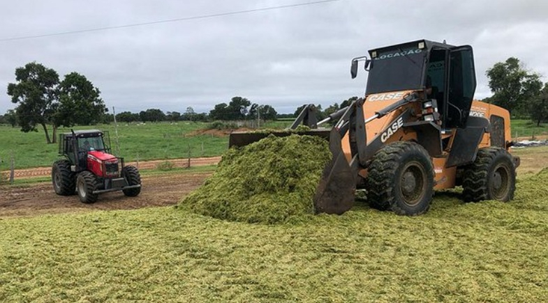 Caraúbas fortalece apoio ao homem do campo com serviço de silagem