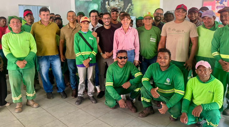 Prefeita Ivanária Sampaio homenageia garis com café da manhã na Prefeitura de Esperantina