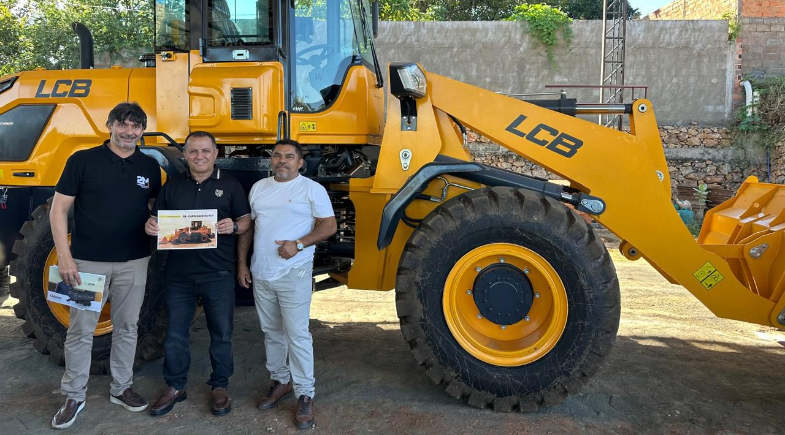Avelino Lopes recebe equipamento para reforçar serviços de infraestrutura