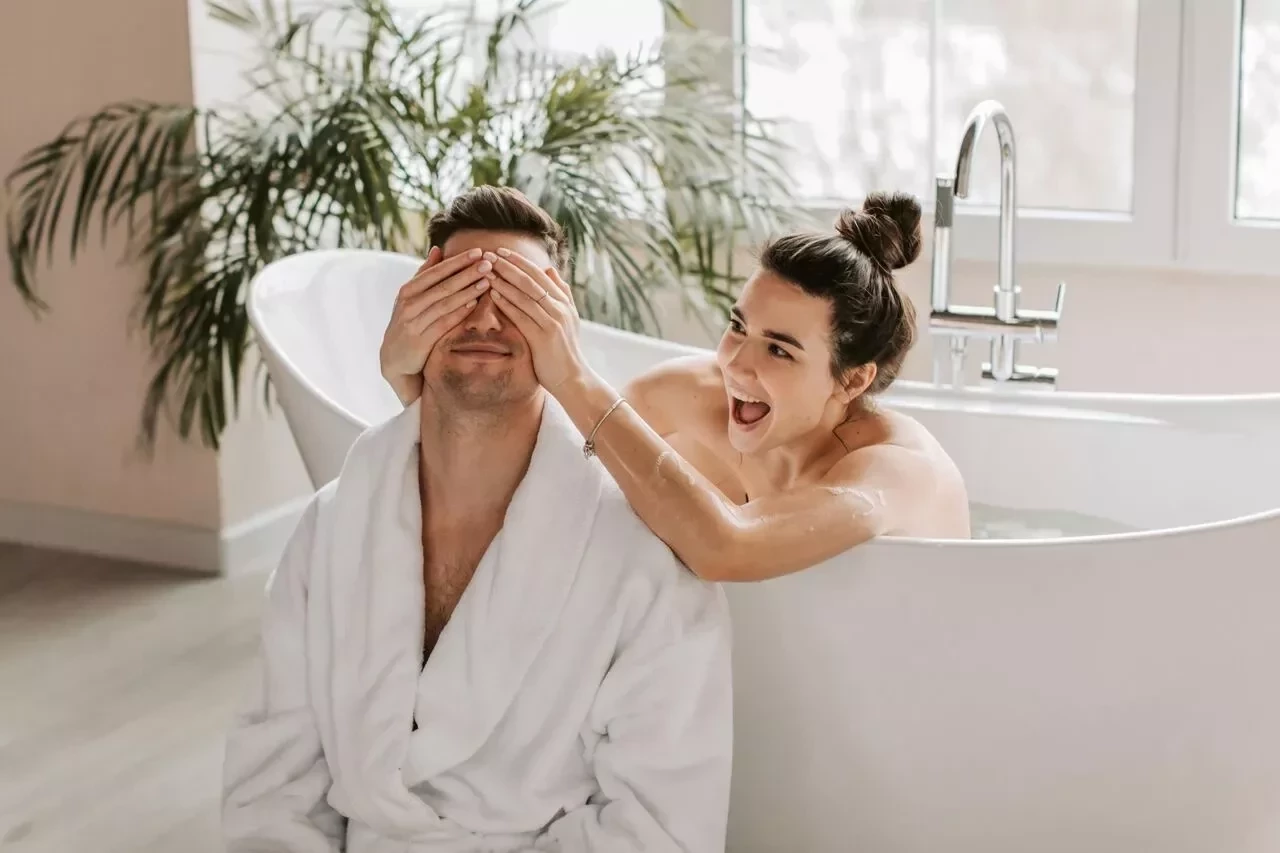 Esquente o clima: Posições sexuais para o casal experimentar no banho  - imagem 144302