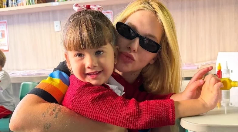 Virginia visita escola da filha e se emociona com surpresa de Dia das Mães