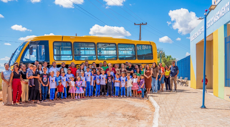 Vera Mendes entrega novo ônibus escolar para fortalecer transporte de estudantes