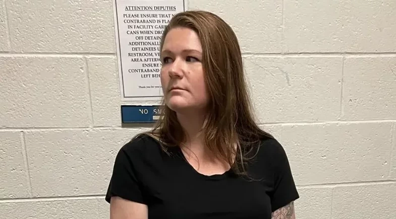 Enfermeira é presa após vídeos de sexo com detento serem encontrados em celular escondido