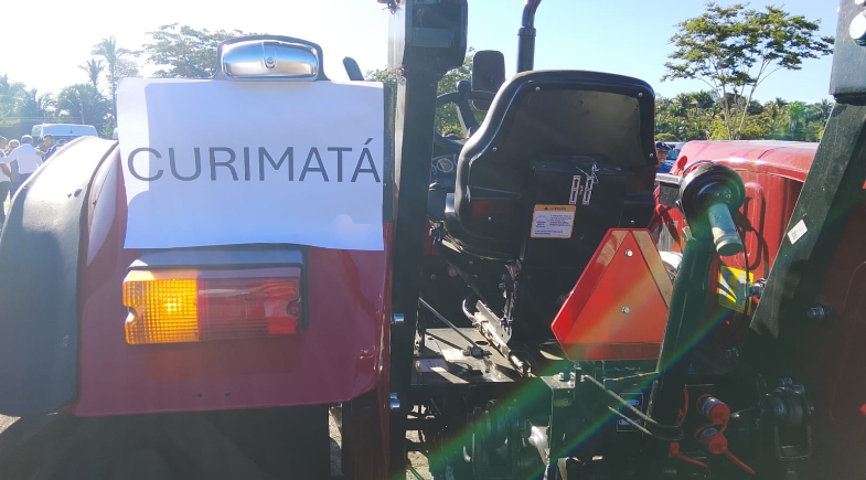 Curimatá recebe novo trator para fortalecer agricultura familiar