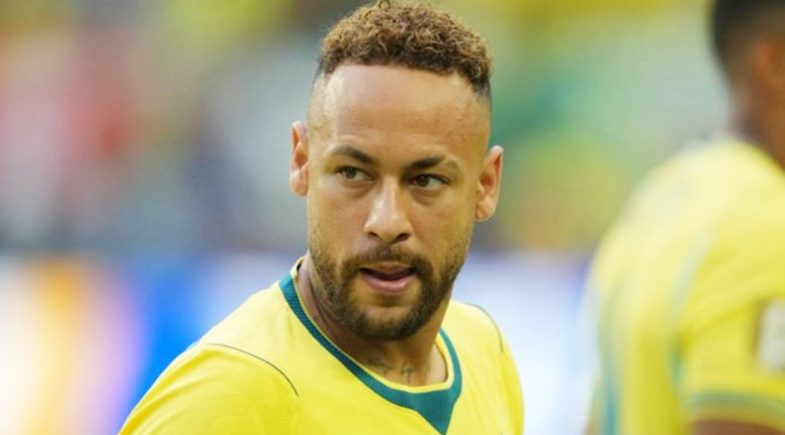 Neymar passa um jogo inteiro no banco pela primeira vez por opção técnica
