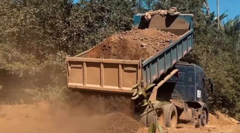 Prefeitura de Landri Sales intensifica recuperação de estradas vicinais na zona rural