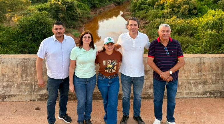Prefeito Orlando Crispim acompanha ação de desassoreamento do Rio Gurguéia