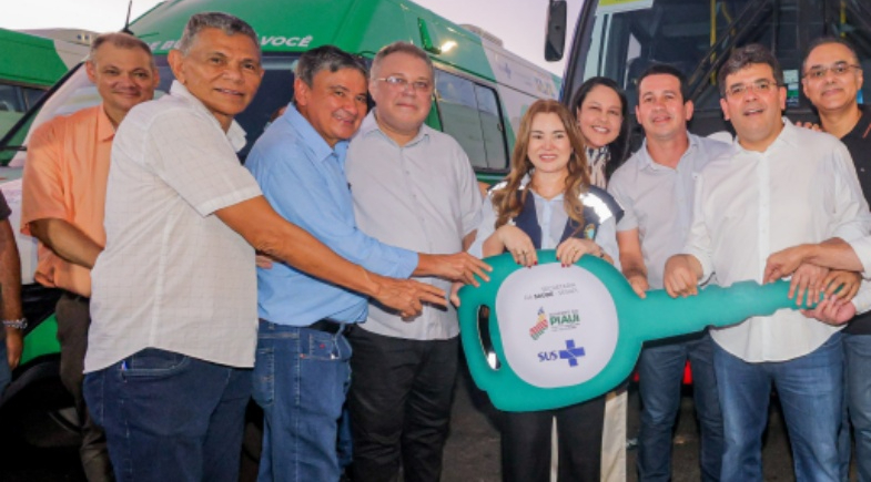 Prefeitura de Caxingó recebe micro-ônibus e equipamentos para fortalecer a saúde municipal