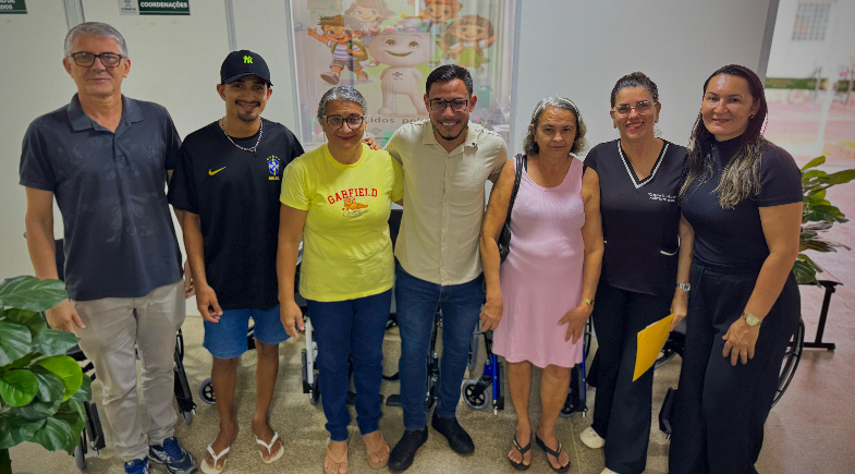 Secretaria Municipal de Saúde de Esperantina realiza entrega de cadeiras de rodas e fortalece ações de inclusão