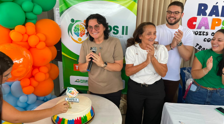 Prefeita Jôve Oliveira participa de edição especial da Rádio CAPS II durante celebração dos 21 anos do serviço