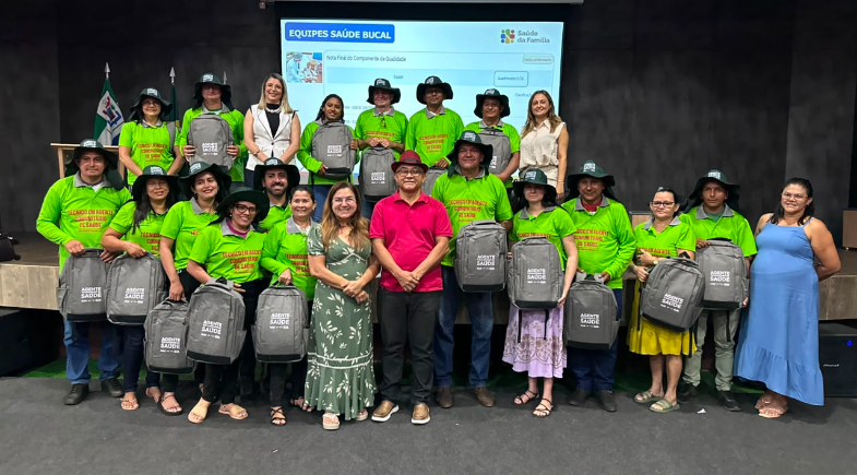 Prefeito Abdoral Melo entrega kits a agentes de saúde e de endemias em São João do Arraial
