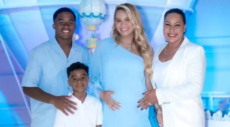 Mãe de Endrick posa com Gabriely em chá de bebê e afasta rumores de crise com a nora