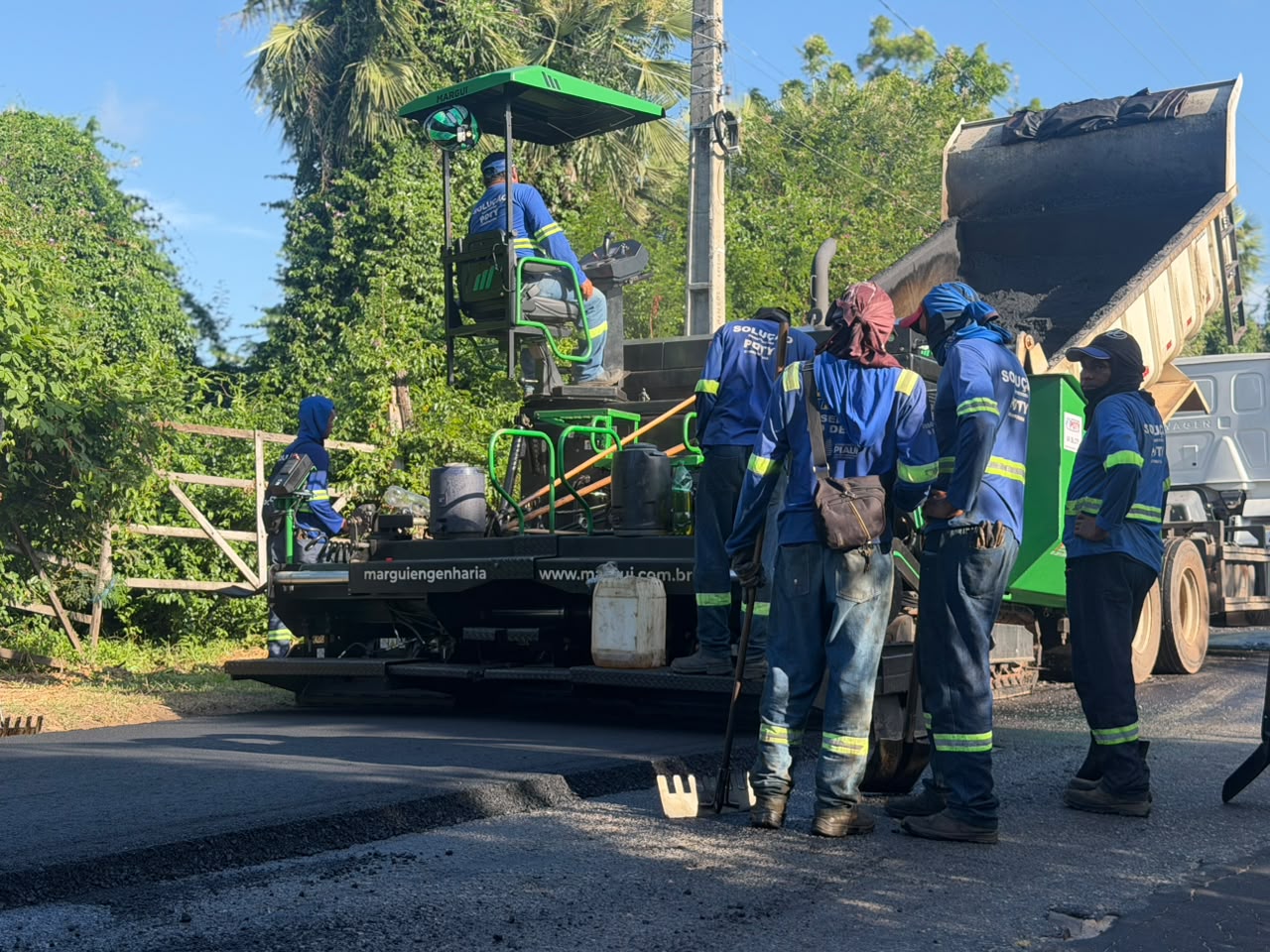 Pavimentação asfáltica da avenida principal do bairro Tabuleiro - Divulgação/ASCOM