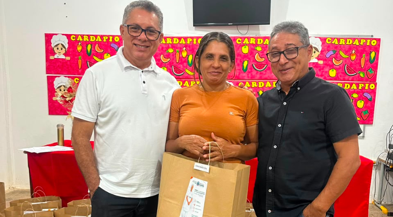 Nazária realiza entrega inédita de uniformes e EPIs para merendeiras e auxiliares da rede municipal