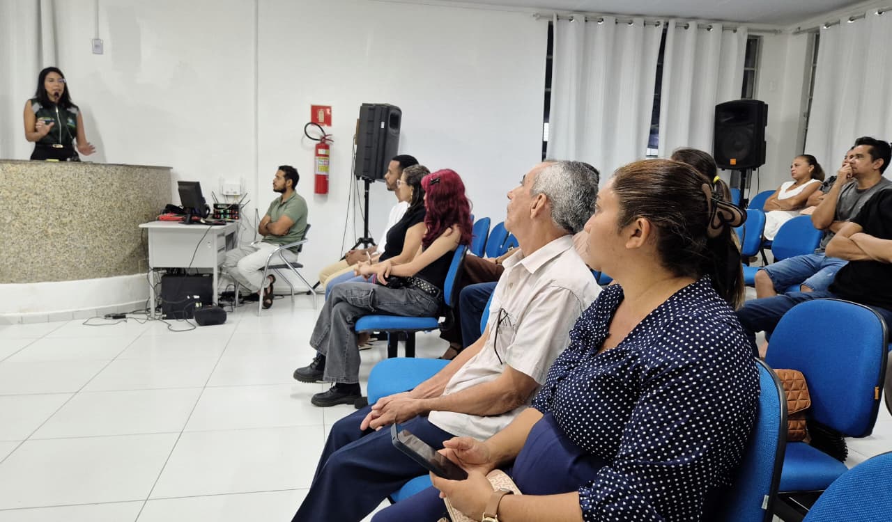 Procon e Vigilância Sanitária orientam comerciantes - Divulgação/ASCOMProcon e Vigilância Sanitária orientam comerciantes - Divulgação/ASCOM