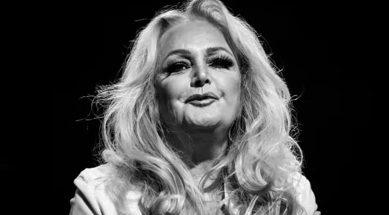 Milhares de fãs acompanham funeral de Bonnie Tyler no País de Gales