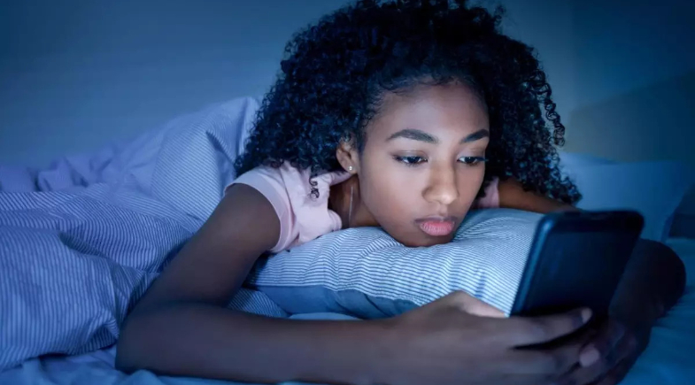 “Celular pode roubar o tempo do sono”, alerta especialista sobre uso de telas por adolescentes