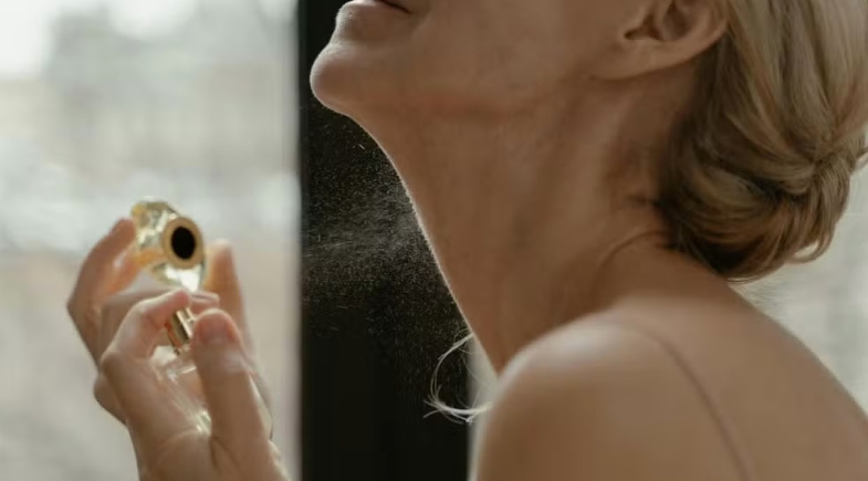 Borrifar perfume no pescoço faz mal à tireoide? Veja o que dizem especialistas