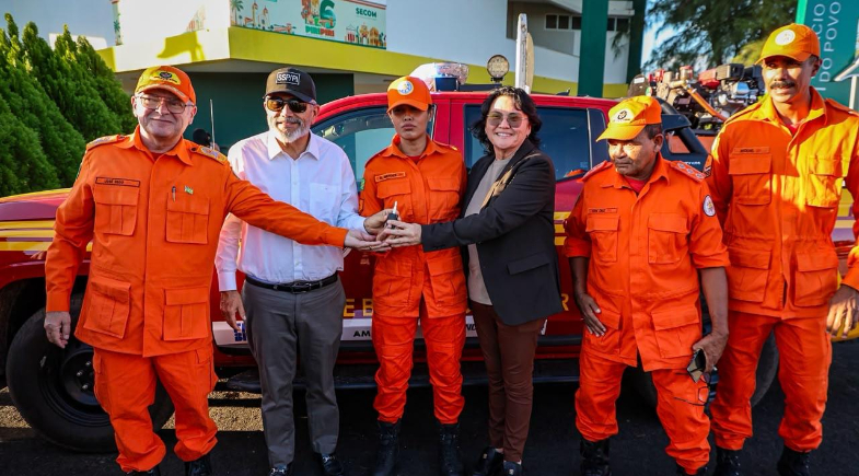 Governo do Piauí entrega três novas viaturas ao Corpo de Bombeiros em Piripiri