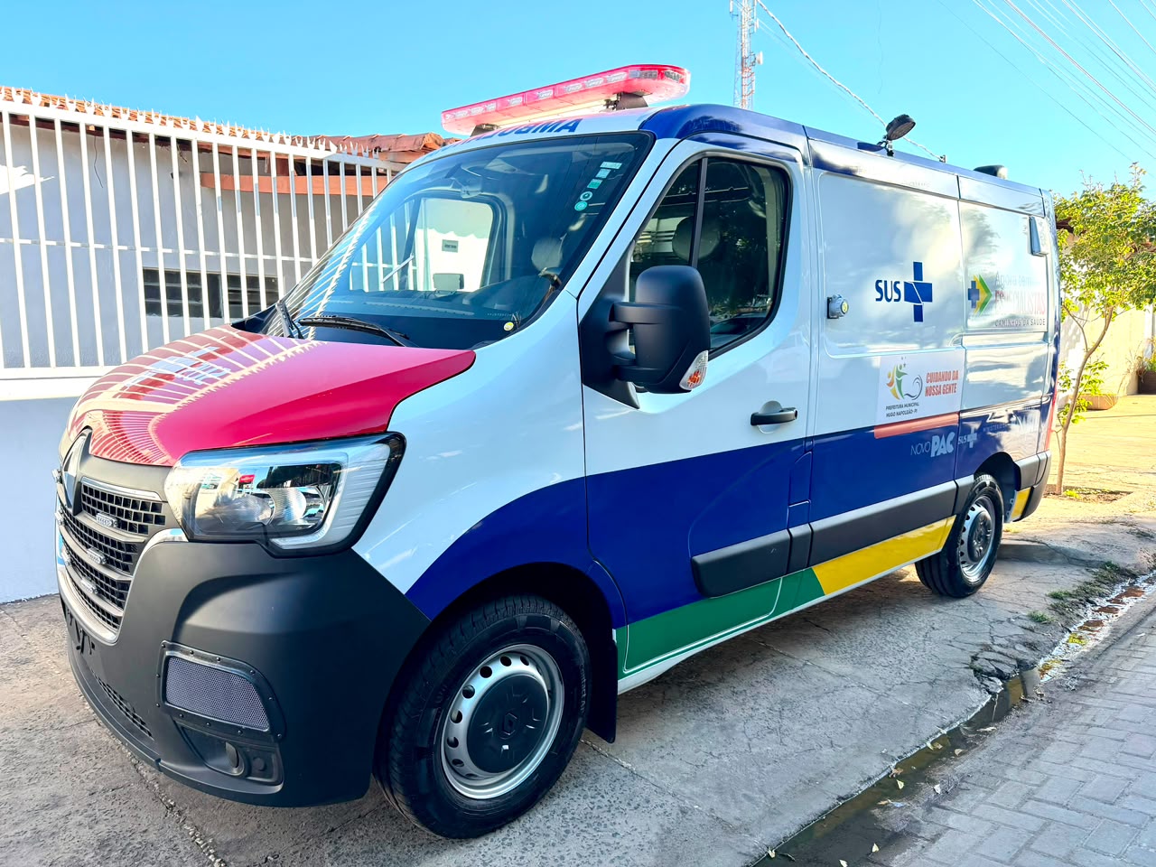 Hugo Napoleão recebe nova ambulância - Divulgação/ASCOM