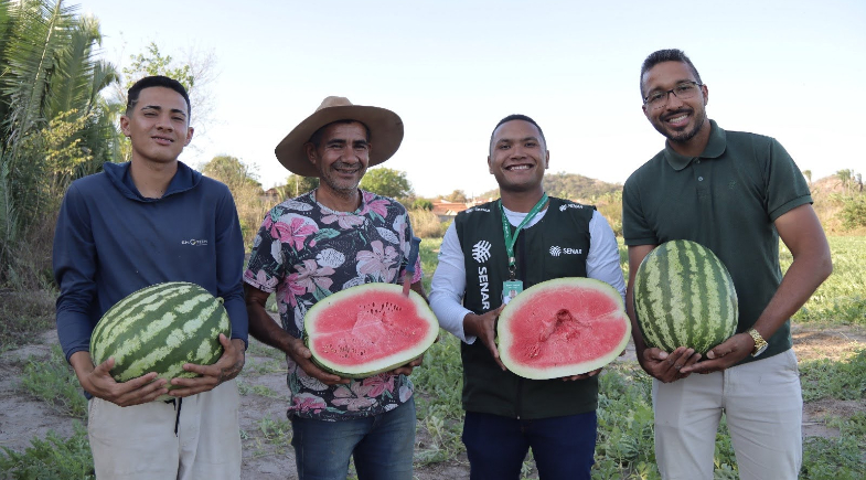 Prefeitura de Monsenhor Gil acompanha produção de melancia e reforça incentivo à agricultura local
