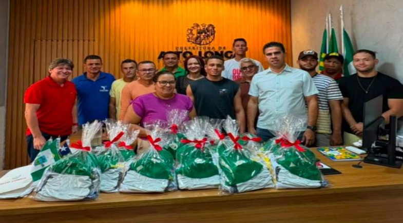 Alto Longá entrega materiais para alunos da 1ª Brigada Florestal do município