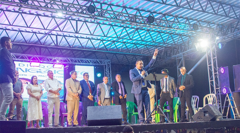 Manoel Emídio celebra Dia do Evangélico com noite de adoração e louvor; confira fotos