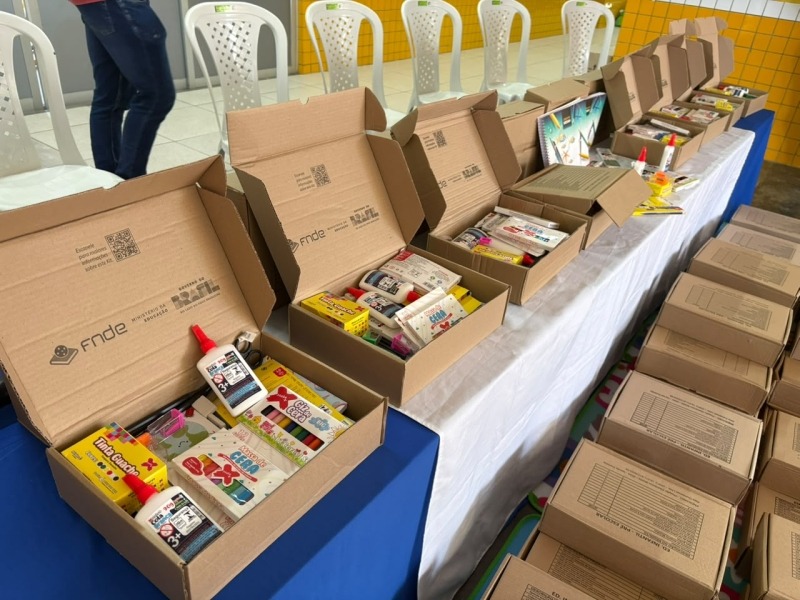 União entrega mais de 2,6 mil kits escolares para alunos - Divulgação/ASCOM