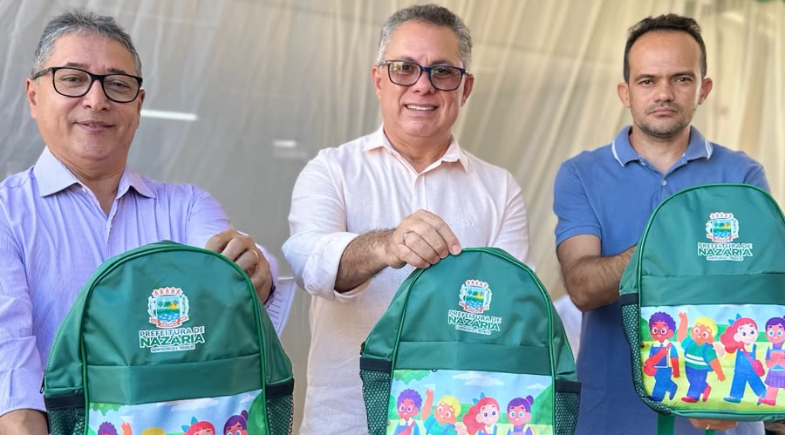 Prefeitura de Nazária entrega ônibus escolares com ar-condicionado e kits de uniforme para estudantes