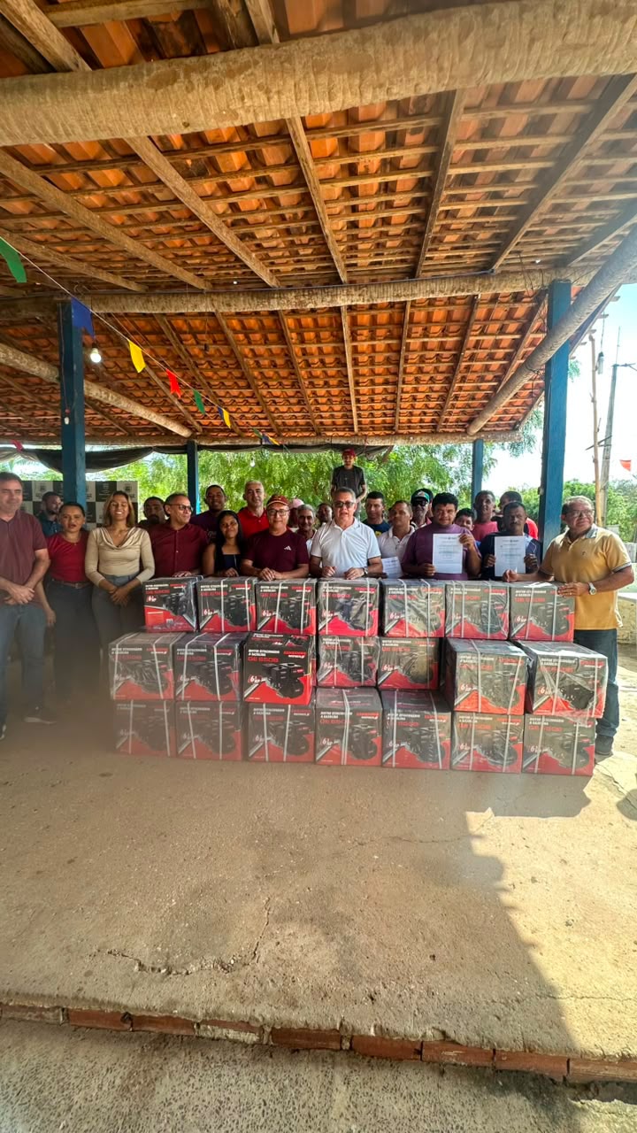 Prefeitura de Nazária entrega 34 motores para fortalecer a pesca artesanal na Caeiras Beira Rio - Imagem 2