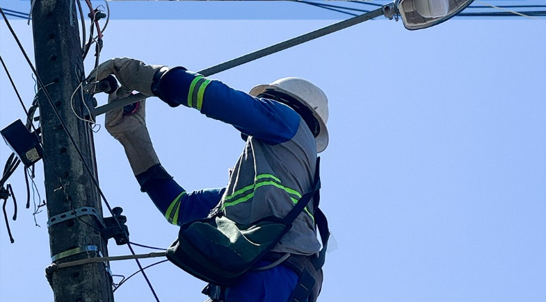Prefeitura de Floriano realiza manutenção na iluminação pública do Conviver