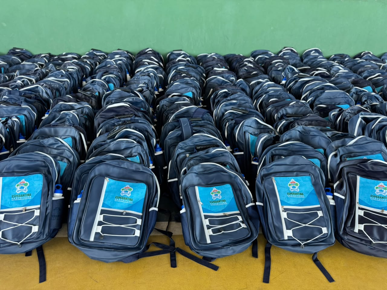 Entrega de kits escolares - Divulgação/ASCOMEntrega de kits escolares - Divulgação/ASCOM