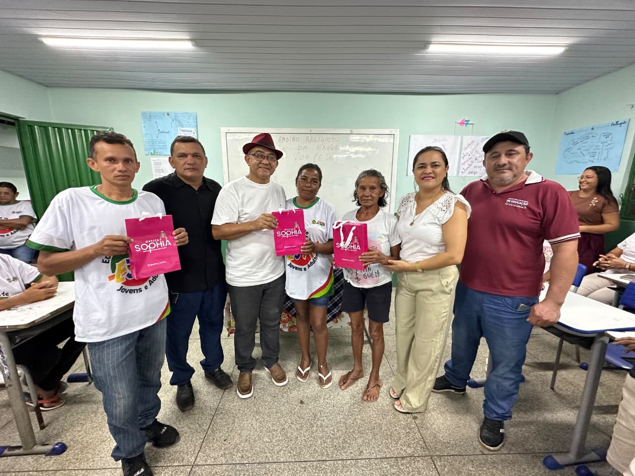 Prefeito Abdoral Melo e secretária de Educação entregam óculos a alunos da EJA | Divulgação/Ascom
