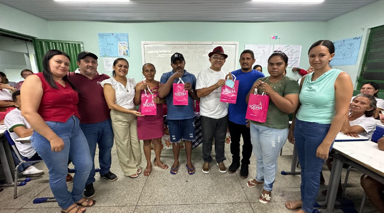 Prefeito Abdoral Melo e secretária de Educação entregam óculos a alunos da EJA