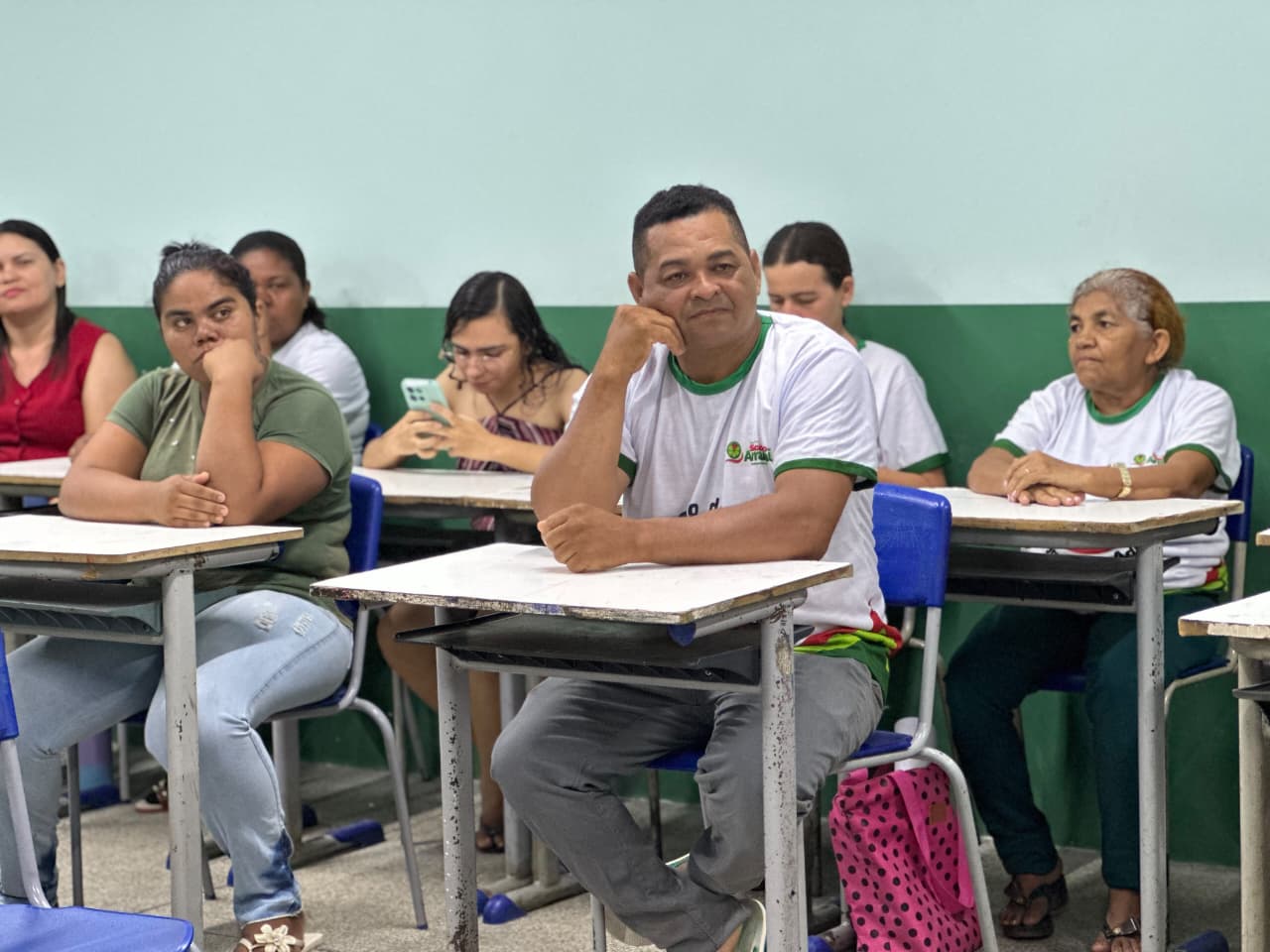 Prefeito Abdoral Melo e secretária de Educação entregam óculos a alunos da EJA - Imagem 3