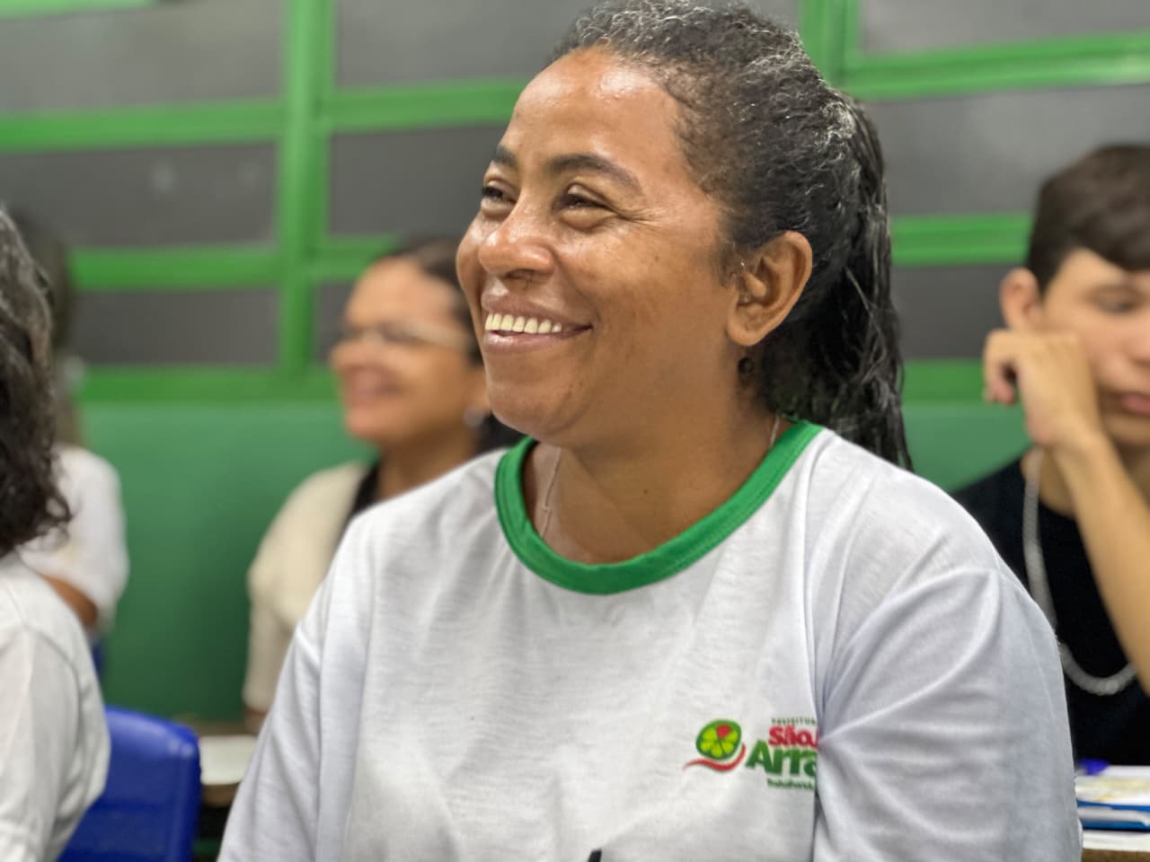Prefeito Abdoral Melo e secretária de Educação entregam óculos a alunos da EJA - Imagem 1