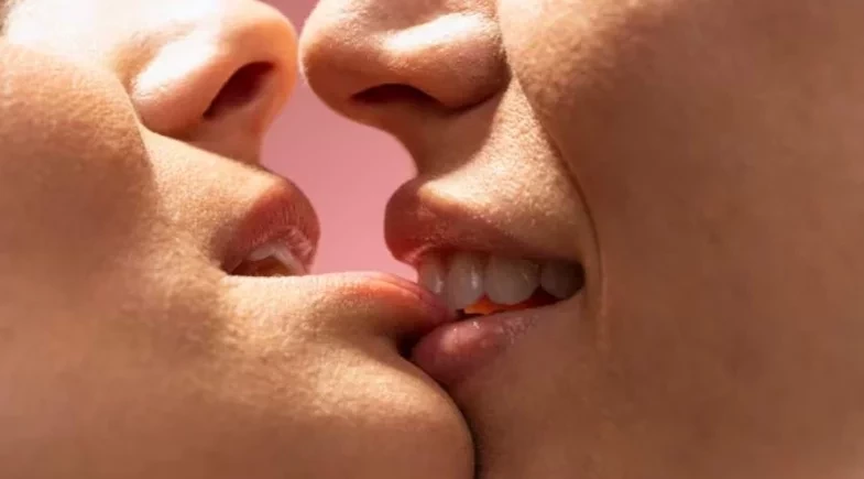 Conheça as melhores posições do Kama Sutra para um sexo lésbico inesquecível   