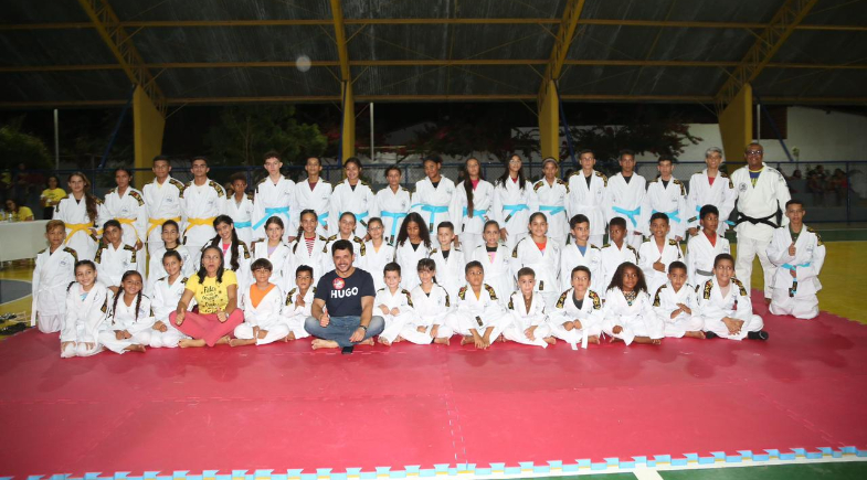 Prefeitura de Hugo Napoleão entrega kimonos aos alunos do projeto de Judô